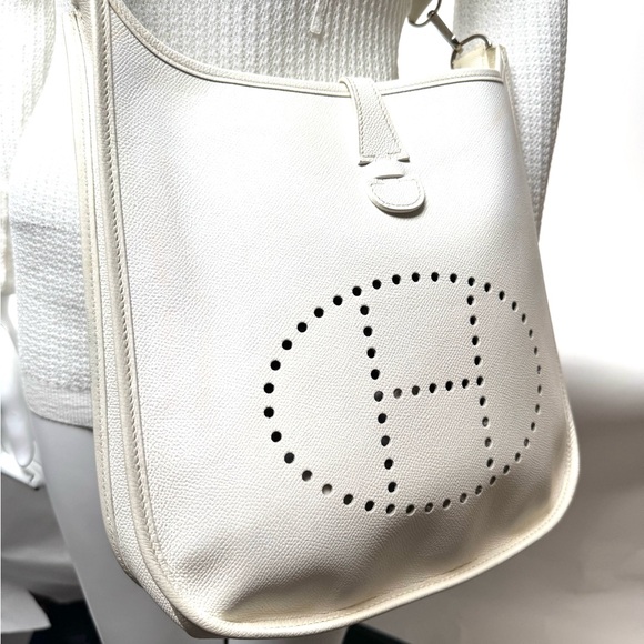 Pre-Owned Hermes PM Evelyne Bag Gen III Clemence
Strap can be change if desired - Picture 4 of 15